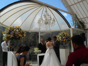 Um dos momentos da cerimônia com Túlio e os noivos embaixo do gazebo especialmente colocado para a cerimônia no lado externo do Castelo Itaipava.