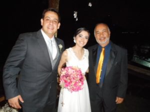 Na foto os noivos Alexandre e Lissa com Túlio de Pinho.